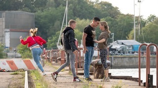 Katrin König (Anneke Kim Sarnau, r.), verhindert den Angriff auf Nadja (Xenia Rahn, mit Florian Kroop und Anton Weil).