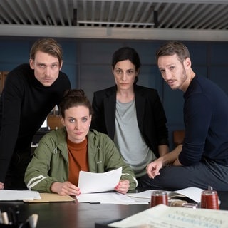 Tatort-Team Saarbrücken: v.l. Hauptkommissar Adam Schürk (Daniel Sträßer), Hauptkommissarin Pia Heinrich (Ines Marie Westernströer), Hauptkommissarin Esther Baumann (Brigitte Urhausen) und Hauptkommissar Leo Hölzer (Vladimir Burlakov)