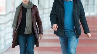 Klaus Borowski (Axel Milberg) und Sarah Brandt (Sibel Kekilli) sind auf dem Weg zur Mutter des jungen Tatverdächtigen.