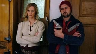 In der Wirtsstube: Die Wirtin (Teresa Weißbach) und ein aufgebrachter Bauer (Daniel Flieger), dessen Schafe vom halbzahmen Wolf des Türken Mehmet Özhan gerissen worden sein sollen.