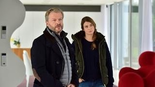 Matteo Lüthi (Roland Koch) und Eva Glogger (Isabelle Barth) ermitteln in einem Schweizer Mordfall, bei dem ein Anlagebetrüger umgebracht wurde.