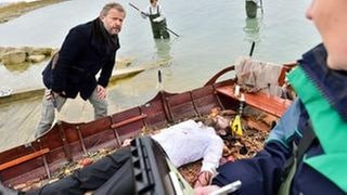 Eine aufwändig drapierte Leiche ist im Boot an der Schweizer Seeseite angetrieben. Matteo Lüthi (Roland Koch), mit dem Fall betraut, erkennt den Toten, der ein deutscher Politiker war.