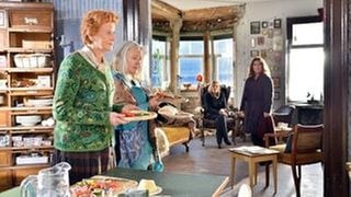 Klara Blum (Eva Mattes, re.) ist gekommen, um Isolde (Irm Hermann, li.), Catharina (Hanna Schygulla, 2. v. li.) und Margerethe (Margit Carstensen) wegen einer seltenen Blüte zu befragen, die am Tatort