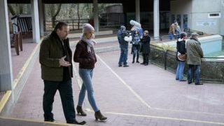 Nadeshda Krusenstern (Friederike Kempter, r) Dr. Schönweis (Felix Vörtler, l)