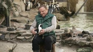 Frank Thiel (Axel Prahl) und Pinguin Sandy