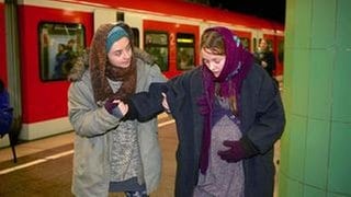 Anuscha Dablika (Cosmina Stratan) hilft ihrer Schwester Tida (Mathilde Bundschuh), deren Fruchtblase unerwartet früh geplatzt ist.