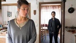 Die Dortmunder Kommissarin Nora Dalay befragt eine Frau  im Tatort.