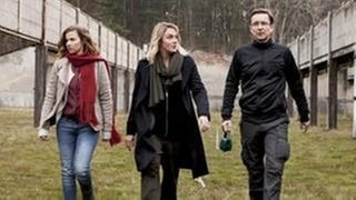 Die Kommissarinen Karin Gorniak (Karin Hanczewski), Henni Sieland (Alwara Höfels) und Tatverdächtiger Rainer Ellgast (Arnd Klawitter) (v.l.)