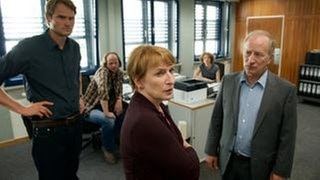 Die Kommissare Felix Voss (Fabian Hinrichs), Sebastian Fleischer (Andreas Leopold Schadt), Wanda Goldwasser (Eli Wasserscheid), Paula Ringelhahn (Dagmar Manzel) und Dr. Kaiser (Stefan Merki) beraten s