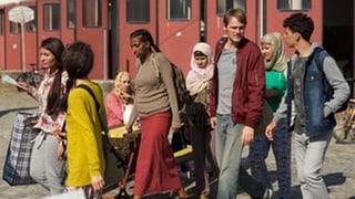 Hauptkommissar Felix Voss (Fabian Hinrichs, 2. von rechts) trifft auf den jungen syrischen Flüchtling Basem Hemidi (Mohammed Issa, rechts).