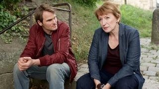 Kommissar Felix Voss (Fabian Hinrichs) und Kommissarin Paula Ringelhahn (Dagmar Manzel) treffen sich heimlich, um die neuesten Ermittlungsergebnisse zu besprechen.