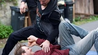 Hauptkommissar Felix Voss (Fabian Hinrichs) wird von einem Neonazi (Stuntman Alexander Mack) verprügelt.