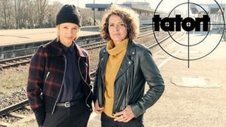 Tatort-Kommissarin Lena Odenthal und Kollegin Johanna Stern stehen auf dem Bahngleis 