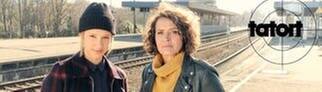 Tatort-Kommissarin Lena Odenthal und Kollegin Johanna Stern stehen auf dem Bahngleis 