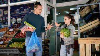 Jan Pawlak und Tochter kaufen Gemüse