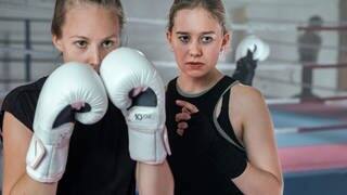 Frauen in Boxhandschuhen beim Tatort aus der Schweiz