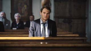 Felix Voss (Fabian Hinrichs) in der Kirche.