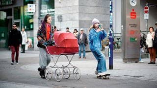 Polizeiruf-Kritik Magdeburg mit Brasch: Lana Stokowsky mit Kinderwagen in der Stadt. Vor ihr ein Mädchen auf einem Skateboard.