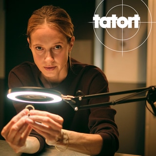 Tatort-Kritik Ludwigshafen „Gold“: Kommissarin Johanna Stern schaut einen Ring im Licht an