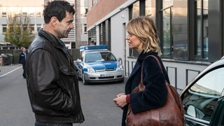 Tatort-Kritik Mainz „Aus dem Dunkel“: Ellen Berlinger im Gespräch mit Thomas Engels vor dem Polizeirevier.