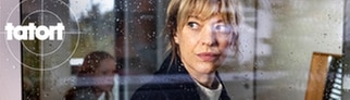 Tatort-Kritik Mainz „Aus dem Dunkel“: Kommissarin Berlinger schaut aus einem verregneten Fenster. Im Hintergrund sitzt ein kleines Mädchen.