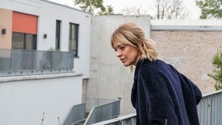 Tatort-Kritik Mainz „Aus dem Dunkel“: Ellen Berlinger schaut von einem Balkon.