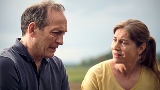 Tatort „Vergebung“ Stuttgart: Daniel Vogt und seine Freundin Sandra sitzen weinend nebeneinander