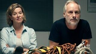 Tatort-Kritik Frankfurt „Kontrollverlust“: Janneke und Brix nebeneinander an einem Schreibtisch im Revier