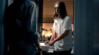 Tatort-Kritik Frankfurt „Kontrollverlust“: Lucas steht erschrocken in blutverschmiertem T-Shirt in einem Badezimmer