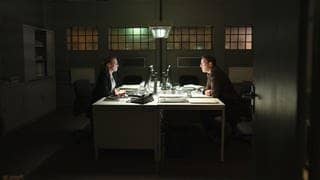 Julia Grosz und Thorsten Falke sitzen bei Nacht im Büro am Schreibtisch