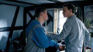 Tatort Ludwigshafen „Avatar“: Zwei junge Männer streiten sich. Bastian (Luis Vorbach) und der Freund seiner Mutter Pit (Felix von Bredow) sind im Clinch.