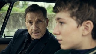 Tatort-Kritik Stuttgart „Zerrissen“: Kommissar Lannert mit David vorne in einem Auto.