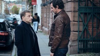 Tatort-Kritik Stuttgart „Zerrissen“: Die beiden Kommissare stehen sich in einer Stuttgarter Gasse gegenüber