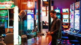 Tatort-Kritik Saarbrücken „Der Fluch des Geldes“: Leo Hölzer an der Kasse in einem Casino