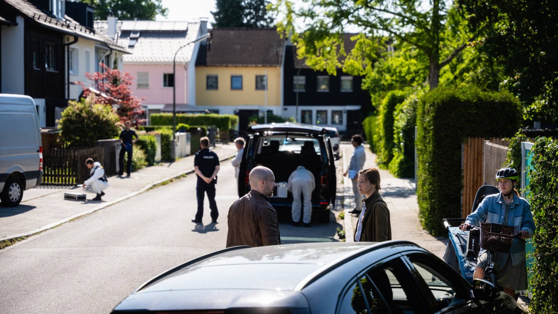 Polizeiruf „Funkensommer“ München: Auf einer Straße stehen die Spurensicherung und die beiden Kommissare