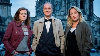 Tatort Level X: Lohnt sich der Tatort diesen Sonntag? | Die Oberkommissarinnen Karin Gorniak (li., Karin Hanczewski) und Heni Sieland (re., Alwara Höfels) und Kommissariatsleiter Peter Michael Schnabel (Martin Brambach) vor der Hofkirche in Dresden.