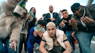 Tatort „Deine Mutter“ Wien: Die Rap-Crew schaut beim Musikvideodreh zusammen in die Kamera