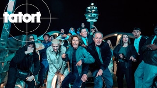 Tatort „Deine Mutter“ Wien: Die Kommissare stehen vor der gesamten Rap-Crew und tanzen mit