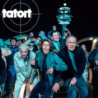 Tatort „Deine Mutter“ Wien: Die Kommissare stehen vor der gesamten Rap-Crew und tanzen mit