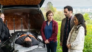 Tatort „Ad Acta“ Schwarzwald: Die Kommissare stehen neben einer Leiche in einem offenen Leichenwagen