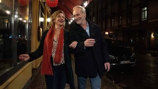 Tatort „Es grünt so grün, wenn Frankfurts Berge blüh'n“ Frankfurt: Kommissare Janneke und Brix Arm in Arm vor einer Kneipe.