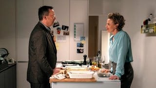 Tatort „Es grünt so grün, wenn Frankfurts Berge blüh’n“ Frankfurt: Tristan Grünfels (Matthias Brandt) und Rosalie Grünfels (Patrycia Ziolkowska) stehen in einer Küche und unterhalten sich.