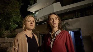 Die Schwestern Maria (Mercedes Müller, rechts) und Lisa (Anne Haug, links) des ersten Todesopfers Lenni im Tatort aus Franken „Trotzdem“ (6.10.).