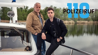 Polizeiruf „Wasserwege“ am 13.10.24: Vincent Ross (André Kaczmarczyk, re.) und Karl Rogov (Frank Leo Schröder, li.) ermitteln gemeinsam mit den Kollegen von der Wasserschutzpolizei in der Umgebung von Eberswalde.