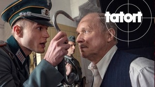 Hagen von Strelow (Ludwig Simon) und Kommissar Rother (Ulrich Tukur). Im Hintergrund: Didi, Gefreiter der Feldgendarmerie (Torsten Scholze). | Tatort-Kritik (20.10.): Murot und das 1000-jährige Reich