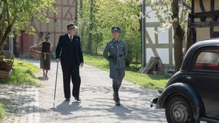 Kommissar Rother (Ulrich Tukur, li.) und Hagen von Strelow (Ludwig Simon). | Tatort-Kritik (20.10.): Murot und das 1000-jährige Reich