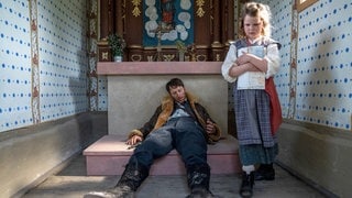  Der tote britische Pilot (Kevin Silvergieter) und Waltraud Lobus (Viola Hinz). | Tatort-Kritik (20.10.): Murot und das 1000-jährige Reich