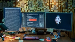 Szenenbilder aus dem Tatort „Borowski und das ewige Meer“. Auf einem Schreibtisch sind drei Computer Bildschirme zu sehen. Auf dem einen ein Wulst an Programmiercode, auf dem anderen eine Nachricht „Zugriff verweigert“ und auf dem dritten das Gesicht einer jungen Klima-Influencerin. Tatort-Checker Michael Haas spricht in seiner Kritik von einem „gechillten und zarten“ Krimi, obwohl es gleich eine ganze Mordserie gibt!