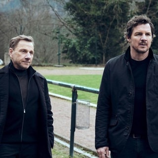 Szenenbild aus dem Tatort aus Stuttgart am 17.11. Die Kommissare Thorsten Lannert und Sebastian Bootz von vorne.