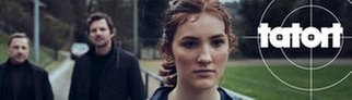 Szenenbild aus dem Tatort aus Stuttgart am 17.11. Emma Riedle ist die Schwester des Opfers. Sie steht im Vordergrund. Dahinter stehen Kommissare Thorsten Lannert und Sebastian Bootz